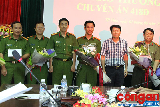 Đồng chí Đại tá Nguyễn Mạnh Hùng, Phó Giám đốc Công an tỉnh, Thủ trưởng Cơ quan CSĐT và đồng chí Lê Sỹ Chiến, Phó Chủ tịch UBND TP Vinh chúc mừng, trao thưởng cho Ban chuyên án 418Đ