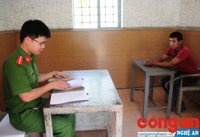 Cán bộ Phòng Cảnh sát Hình sự lấy lời khai đối tượng Nguyễn Đình Lực