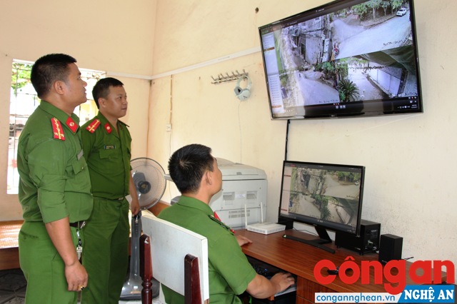 Công an phường Trung Đô giám sát hệ thống camera từ trung tâm