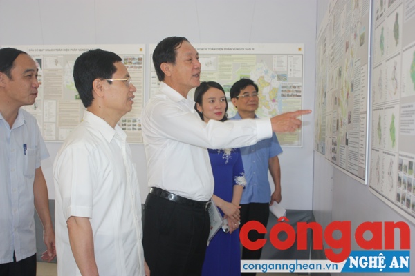 Các đại biểu tham quan triển lãm Đồ án