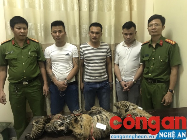  Các đối tượng cùng tang vật tại cơ quan công an