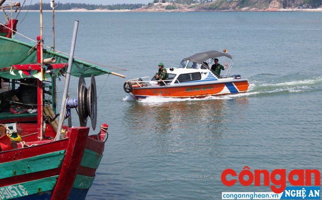 Phương tiện tuần tra của Bộ đội Biên phòng tiếp cận, kiểm tra phương tiện của ngư dân