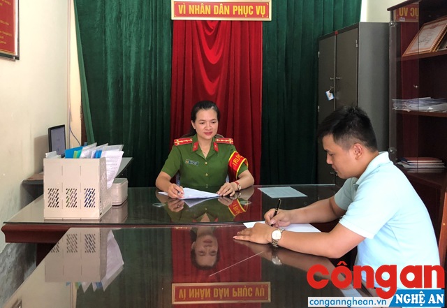 Trực ban Công an phường tiếp nhận tin tố giác tội phạm của quần chúng nhân dân