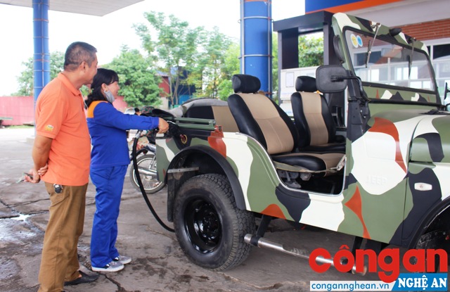 Xăng tăng giá ảnh hưởng đến việc kinh doanh, sản xuất của doanh nghiệp và người dân