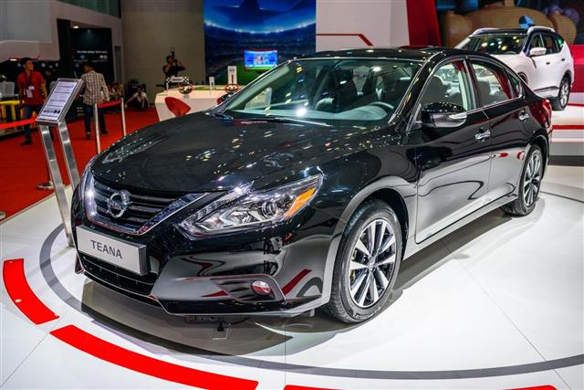 1. Nissan Teana: Mức giảm giá là 100 triệu đồng, giá bán mới là 1,2 tỷ đồng