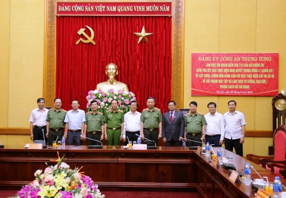 Các đại biểu dự buổi làm việc.