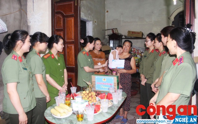 Hội Phụ nữ Công an tỉnh tặng quà cho hội viên có hoàn cảnh khó khăn