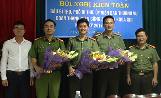 Tặng hoa chúc mừng tân Bí thư, Phó Bí thư Đoàn thanh niên Công an tỉnh