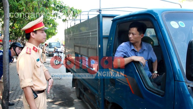 Khi phương tiện được đưa xuống lề đường, nhường vỉa hè cho người đi bộ, Ngô Văn Chiến cố thủ trong xe tiếp tục tỏ thái độ chống đối