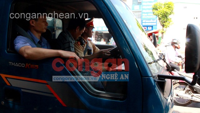 Sau gần 2h đồng hồ, đối tượng không hợp tác buộc lực lượng CSGT phải cưỡng chế người và phương tiện về trụ sở để xử lý