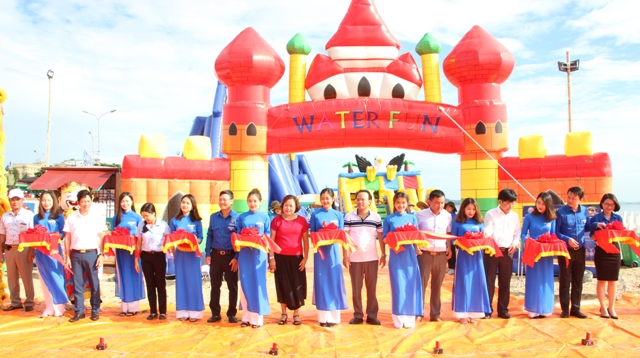 Đại biểu dự lễ cắt băng khai trương Công viên giải trí Water Fun Cửa Lò
