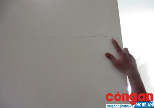 Vị trí nứt rạn kéo dài tại phòng ngủ của gia đình ông Nguyễn Văn Nam