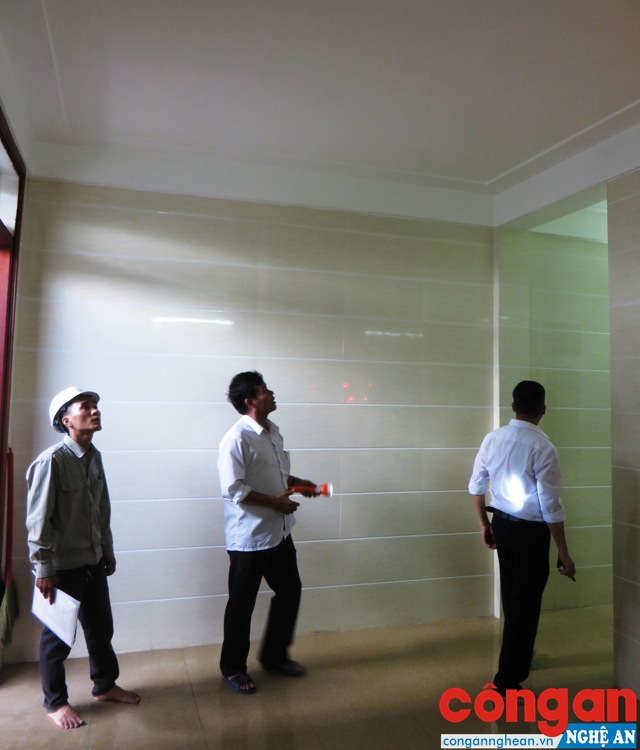 Đơn vị thi công chung cư Lũng Lô kiểm tra tình trạng nứt, rạn tại ngôi nhà của ông Nguyễn Văn Nam