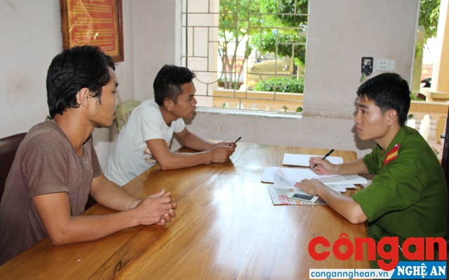 Công an huyện Tương Dương lấy lời khai các đối tượng mua bán, vận chuyển trái phép chất ma tuý