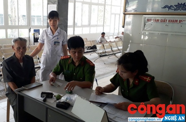 Hình ảnh người chiến sỹ CAND trên quê hương Xô Viết ngày càng đẹp hơn trong mắt người dân qua những đợt về tận cơ sở làm thủ tục cấp đổi, cấp phát CMND