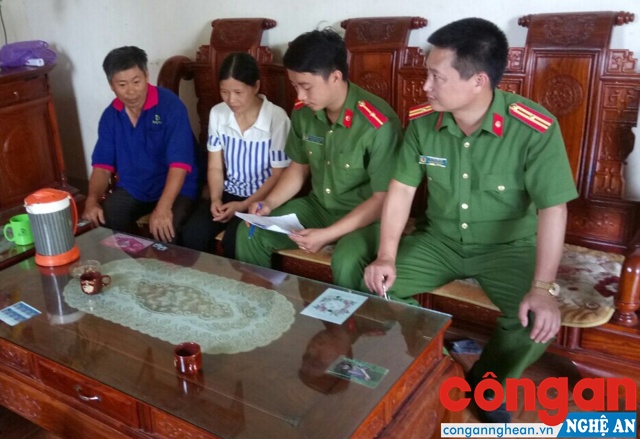 Công an phường Quỳnh Phương đến nhà dân tuyên truyền, phổ biến pháp luật