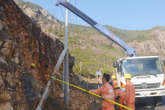 Công nhân Điện lực Côn Đảo sửa chữa, bảo trì lưới điện trên địa bàn huyện. Ảnh: CTV