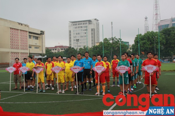Các đội bóng tham dự