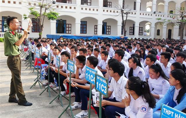 Lực lượng Công an tuyên truyền về tác hại của ma túy cho học sinh trên địa bàn (Ảnh minh họa)