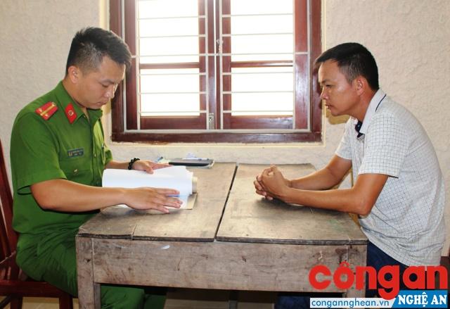 Cán bộ Đội Cảnh sát ĐTTP về Hình sự, Kinh tế, Ma túy lấy lời khai đối tượng phạm tội