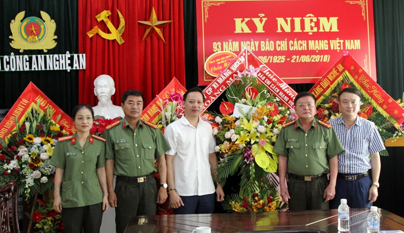 Vicem Hoàng Mai chúc mừng Báo Công an Nghệ An
