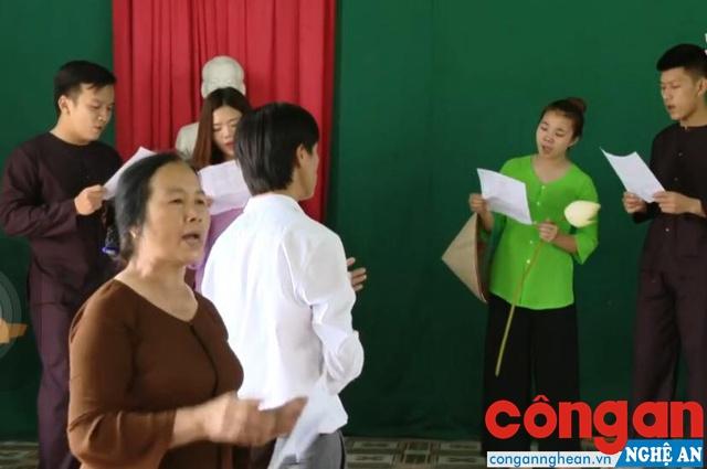 Buổi sinh hoạt của Câu lạc bộ Dân ca ví, giặm xã Hưng Tân