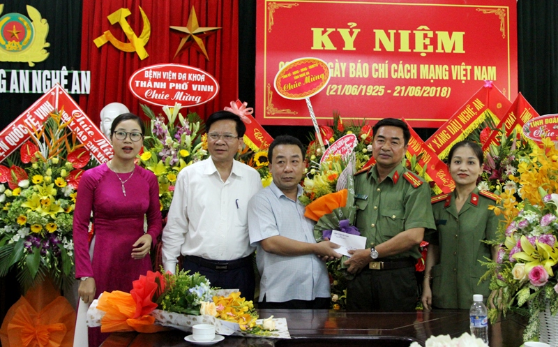 Huyện Yên Thành chúc mừng Báo Công an Nghệ An