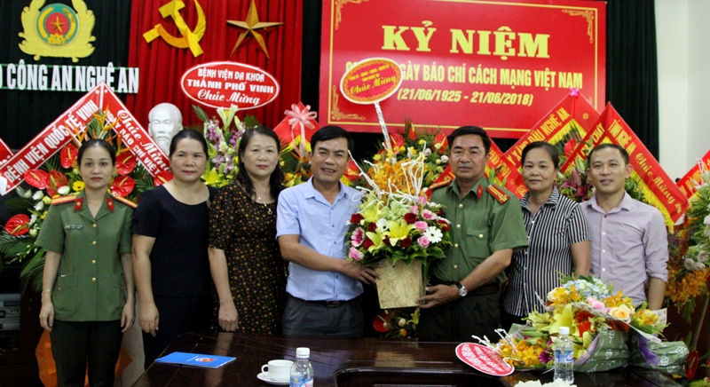 Huyện Con Cuông chúc mừng Báo Công an Nghệ An