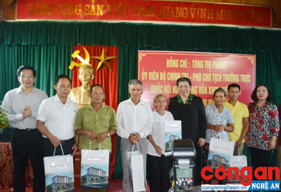 Đồng chí Tòng Thị Phóng trao tặng quà cho đại diện thân nhân anh hùng, liệt sỹ thanh niên xung phong Tiểu đội 2, Đại đội 317 - Ảnh: Thúy Phương