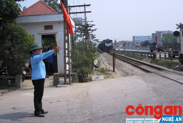 Ngành đường sắt bố trí người cảnh giới thường xuyên túc trực tại vị trí cảnh báo để nhắc nhở người và phương tiện tham gia giao thông cảnh giác, giữ khoảng cách an toàn với đường sắt khi có tàu chạy qua