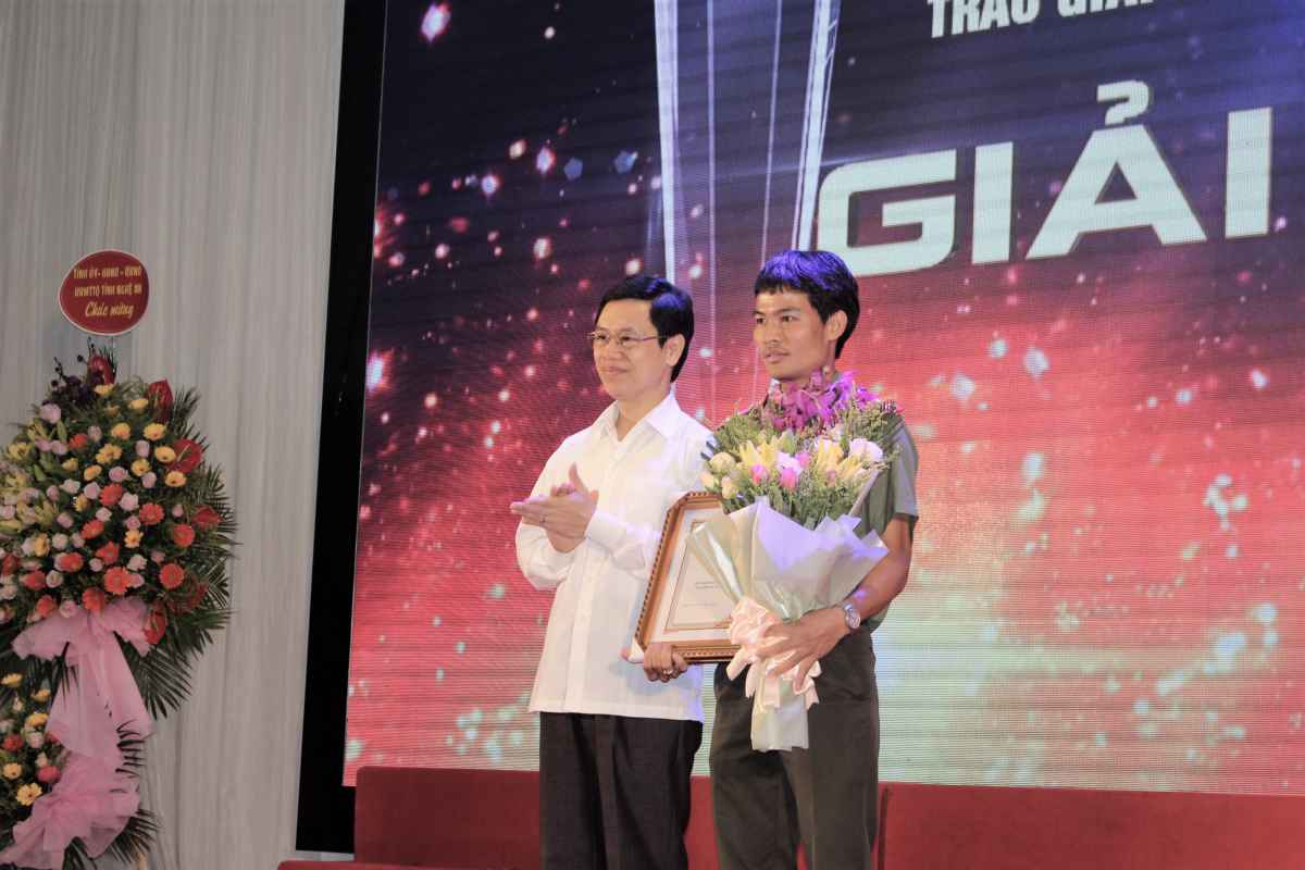 Trao giải A Giải báo chí Nghệ An 2017 cho tác phẩm Tổ quốc nơi đầu sóng của nhà báo Thiên Thảo - Báo Công an Nghệ An