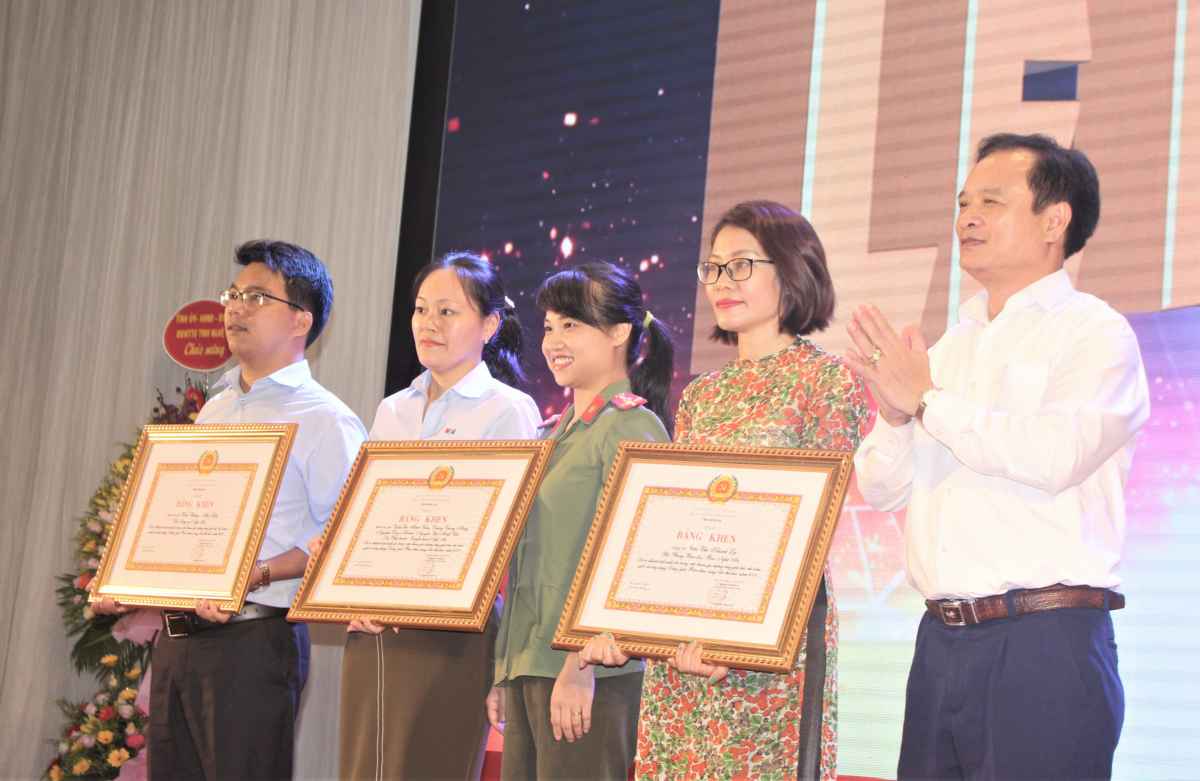 Trao Bằng khen của Tỉnh ủy Nghệ An cho các tác giả xuất sắc trong cuộc thi Búa liềm vàng về xây dựng Đảng