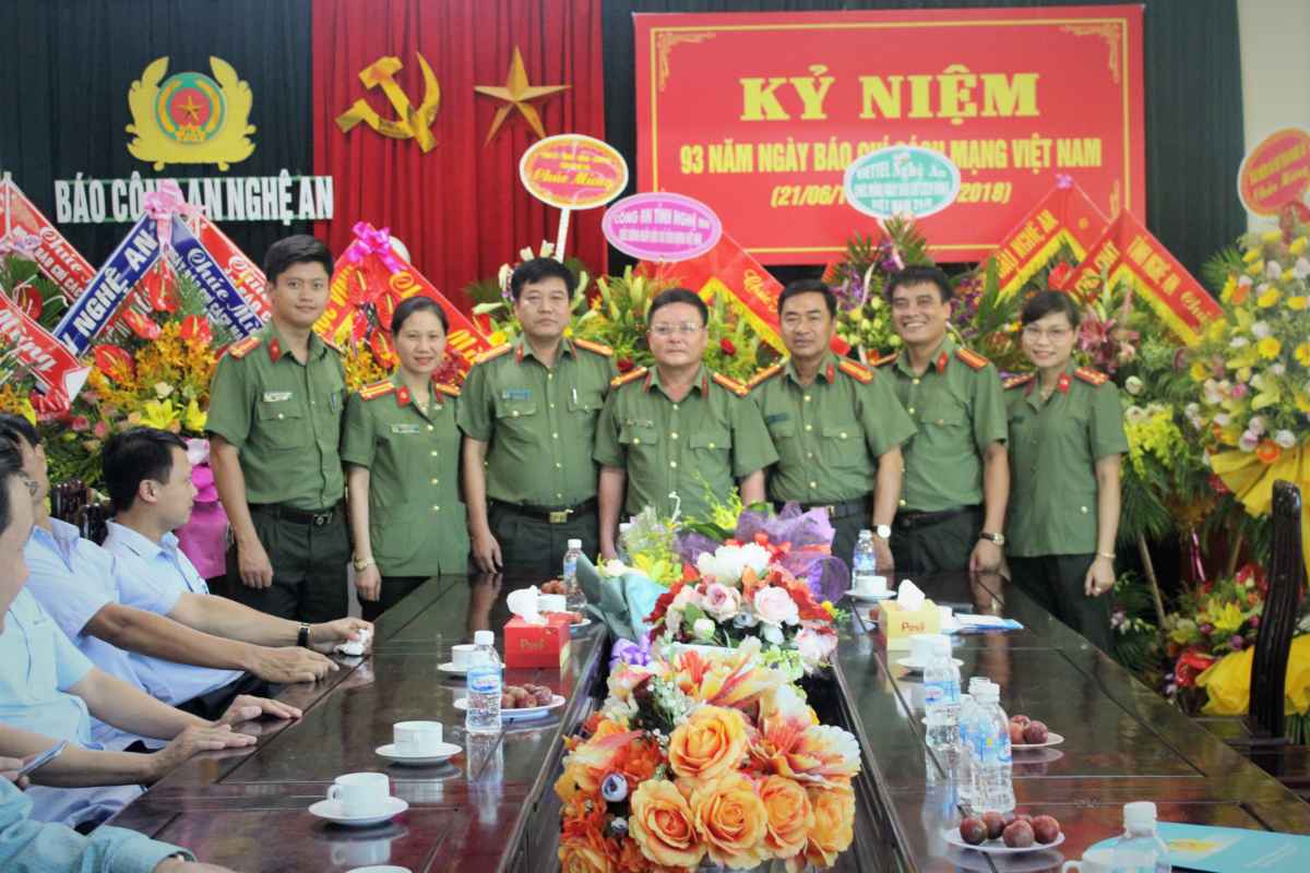 Phòng Công tác Đảng và Công tác quần chúng, Đoàn thanh niên, Hội phụ nữ Công an tỉnh chúc mừng Báo Công an Nghệ An