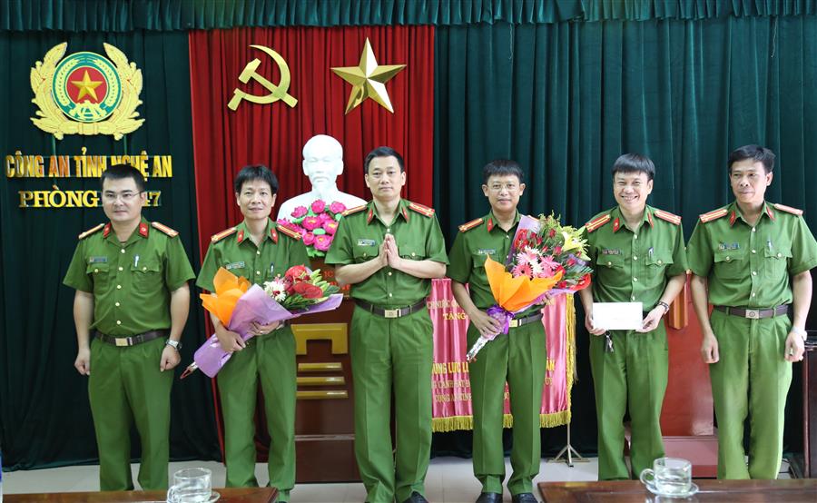 Đồng chí Đại tá Nguyễn Mạnh Hùng – Phó giám đốc Công an tỉnh Nghệ An đã tặng hoa, trao thưởng về thành tích xuất sắc của các đơn vị tham gia phá án.
