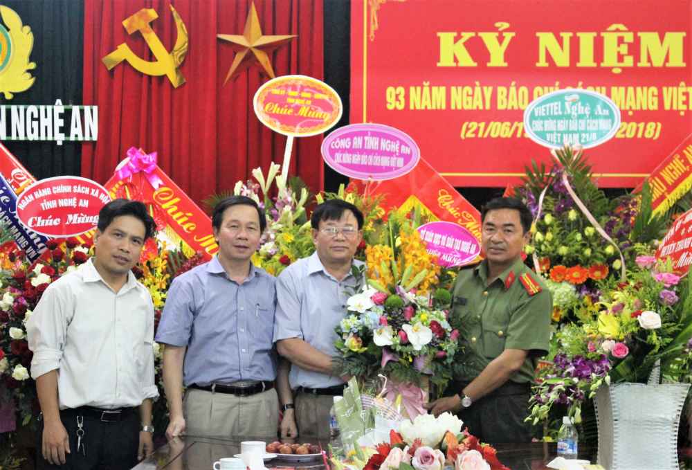 Sở Giáo dục và Đào tạo Nghệ An chúc mừng Báo Công an Nghệ An