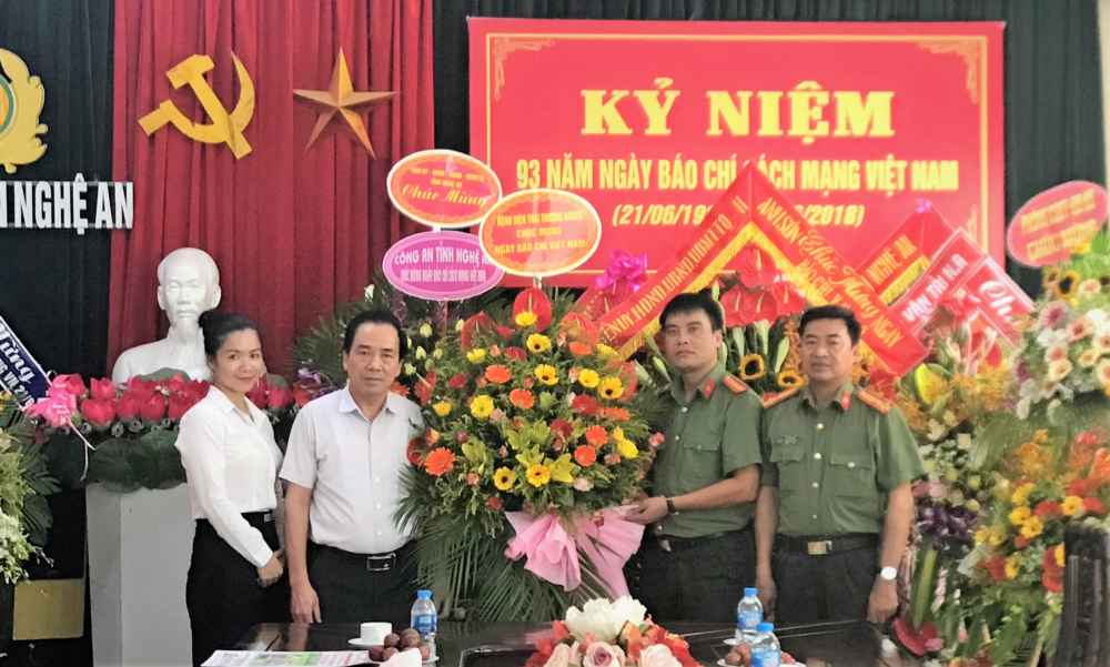 Bệnh viện Thái Thượng Hoàng chúc mừng Báo Công an Nghệ An