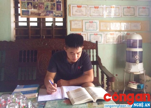 Em Đặng Hùng Dũng miệt mài ôn tập để chuẩn bị cho kỳ thi