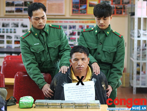 Đối tượng Thào Luôn (X) bị bắt giữ cùng tang vật 10 bánh hêrôin
