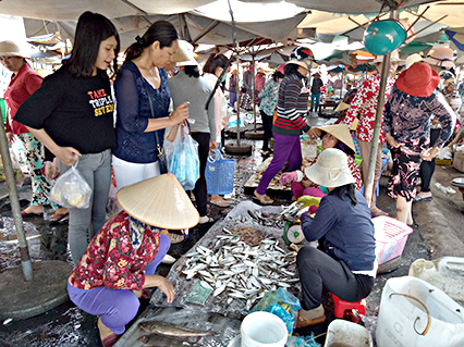 Du khách mua hải sản tươi sống tại chợ Phước Hải (Đất Đỏ). 