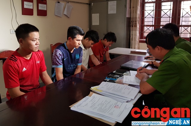  Cán bộ Công an huyện lấy lời khai các đối tượng trong vụ đánh bạc với tang số hơn 300 triệu đồng