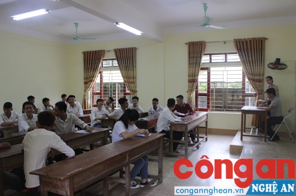 Các thí sinh có mặt tại phòng thi nghe phổ biến nội dung