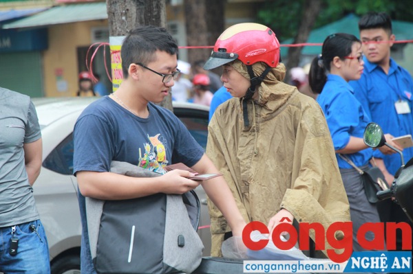 Do trời mưa nên nhiều phụ huynh đưa con em đến điểm thi từ rất sớm