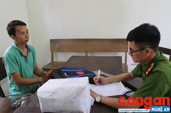 Công an huyện Nghi Lộc lấy lời khai của đối tượng Pà Và Mùa