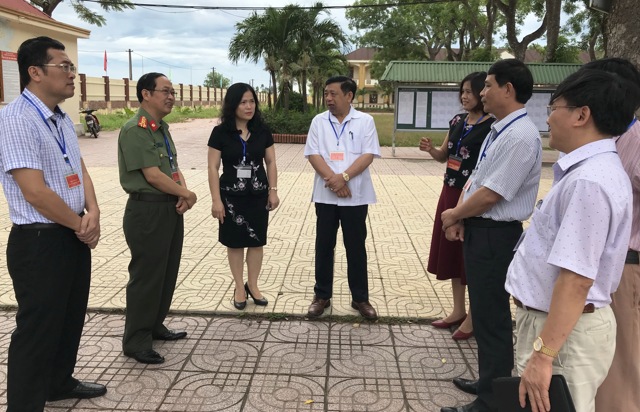 Đồng chí Nguyễn Xuân Đường và đoàn công tác kiểm tra tại 3 địa điểm thi
