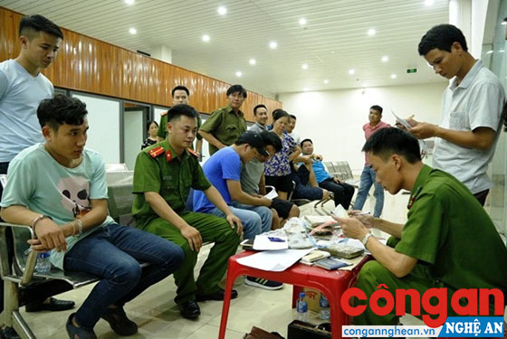 Lực lượng chức năng tiến hành làm việc với các đối tượng...