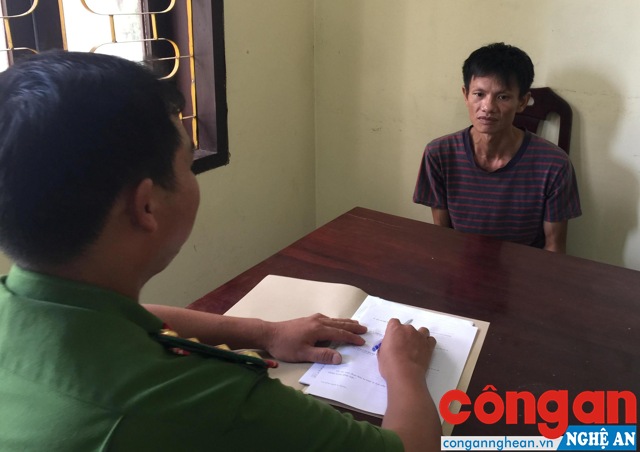 Công an huyện Kỳ Sơn lấy lời khai đối tượng phạm tội ma túy