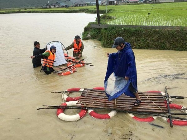 Công an tỉnh Lai Châu tự làm bè mảng để giúp dân.
