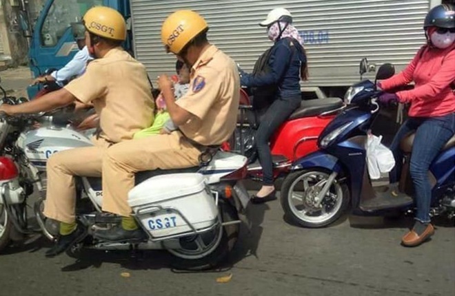 Hình ảnh 2 chiến sĩ CSGT đưa bé trai đi cấp cứu nhận được sự nhiều lời khen ngợi từ người dân.