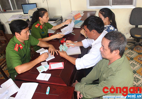 CBCS Đội Cảnh sát QLHC về TTXH làm thủ tục cấp CMND tại “Bộ phận một cửa” Công an huyện