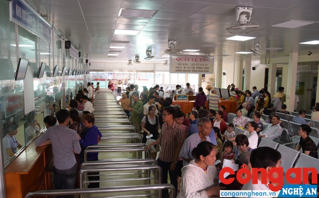 Người dân làm thủ tục khám, chữa bệnh tại Bệnh viện Đa khoa TP Vinh
